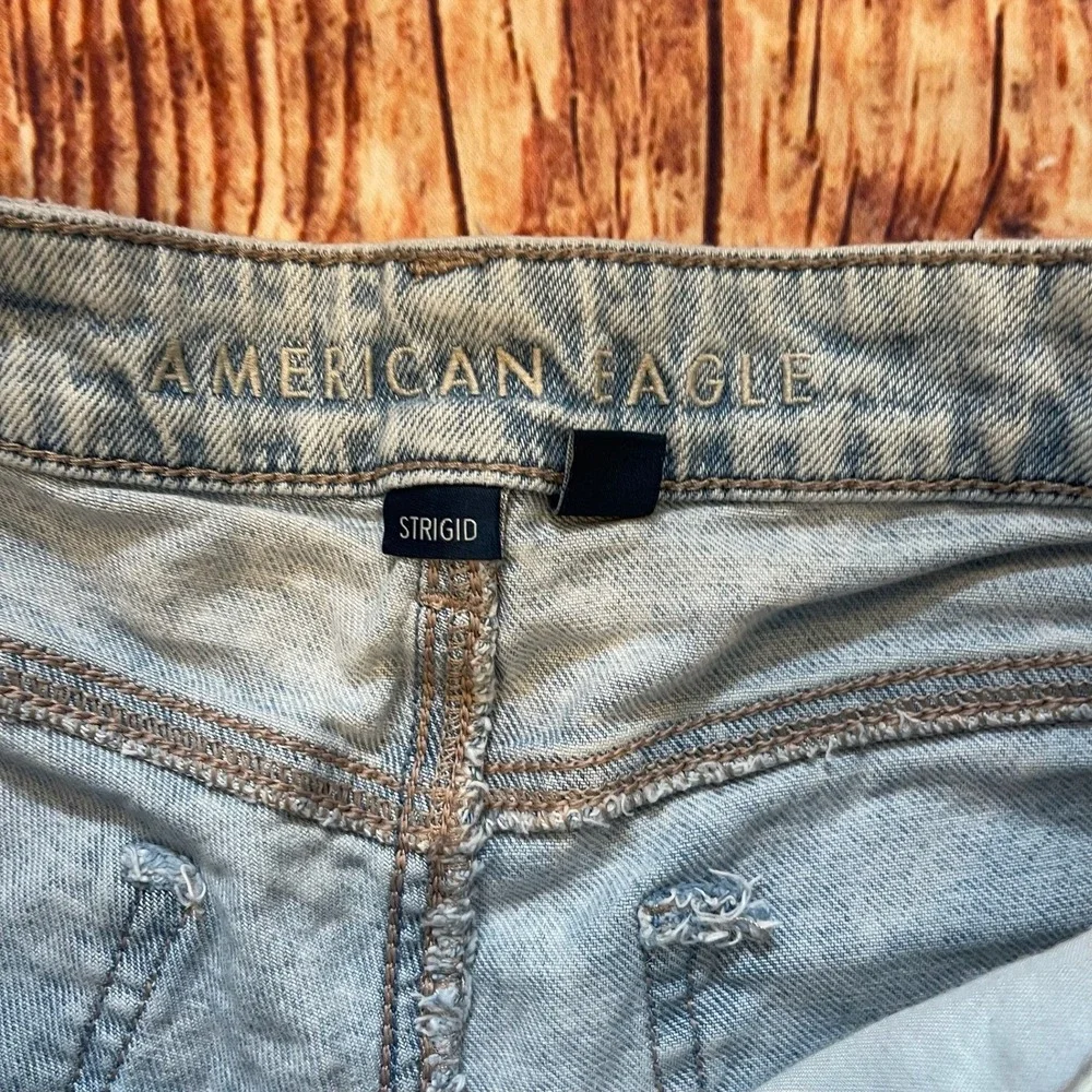 American Eagle Strigid Mom Shorts Light Wash Distressed Denim Size 2‎ High Rise